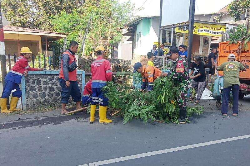 Babinsa Lowokwaru dan Warga Tulusrejo Gotong Royong Bersihkan Lingkungan