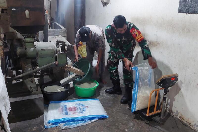 Babinsa Lowokwaru Monitoring Proses Penggilingan Padi UD. Sumber Rejeki Tunggulwulung