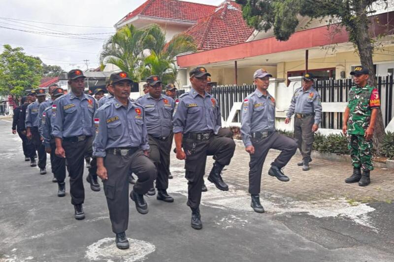 Babinsa Pisang Candi Berikan Materi Penguatan Kesiapsiagaan Linmas