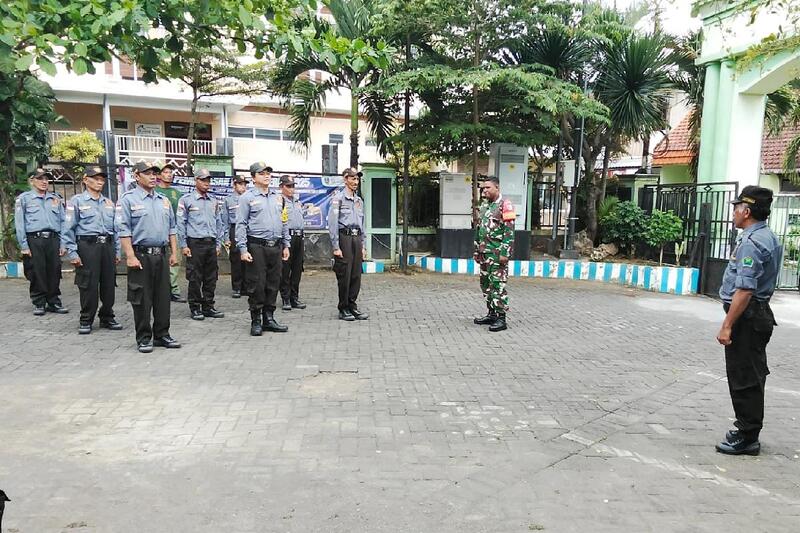 Babinsa Sukun berikan pelatihan baris berbaris perkuat kesiapsiagaan Linmas. (ist) Babinsa Sukun Berikan Pelatihan Baris Berbaris Perkuat Kesiapsiagaan Linmas