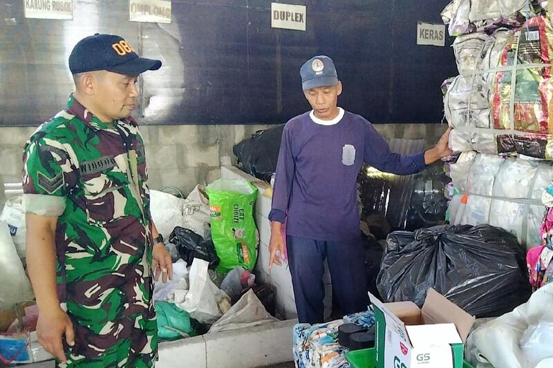 Babinsa Sukun monitoring pengolahan sampah jadi kompos dan kerajinan di Bandungrejosari. (ist) Babinsa Sukun Monitoring Pengolahan Sampah Jadi Kompos dan Kerajinan di Bandungrejosari
