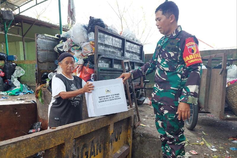 Babinsa Tunggulwulung Baksos Salurkan Bansos kepada Warga Kurang Mampu