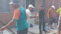 Babinsa dan Warga Arjosari Gotong Royong Bantu Renovasi Rumah