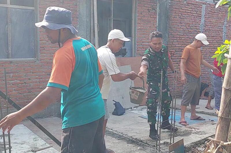 Babinsa dan warga Arjosari gotong royong bantu renovasi rumah. (ist) Babinsa dan Warga Arjosari Gotong Royong Bantu Renovasi Rumah