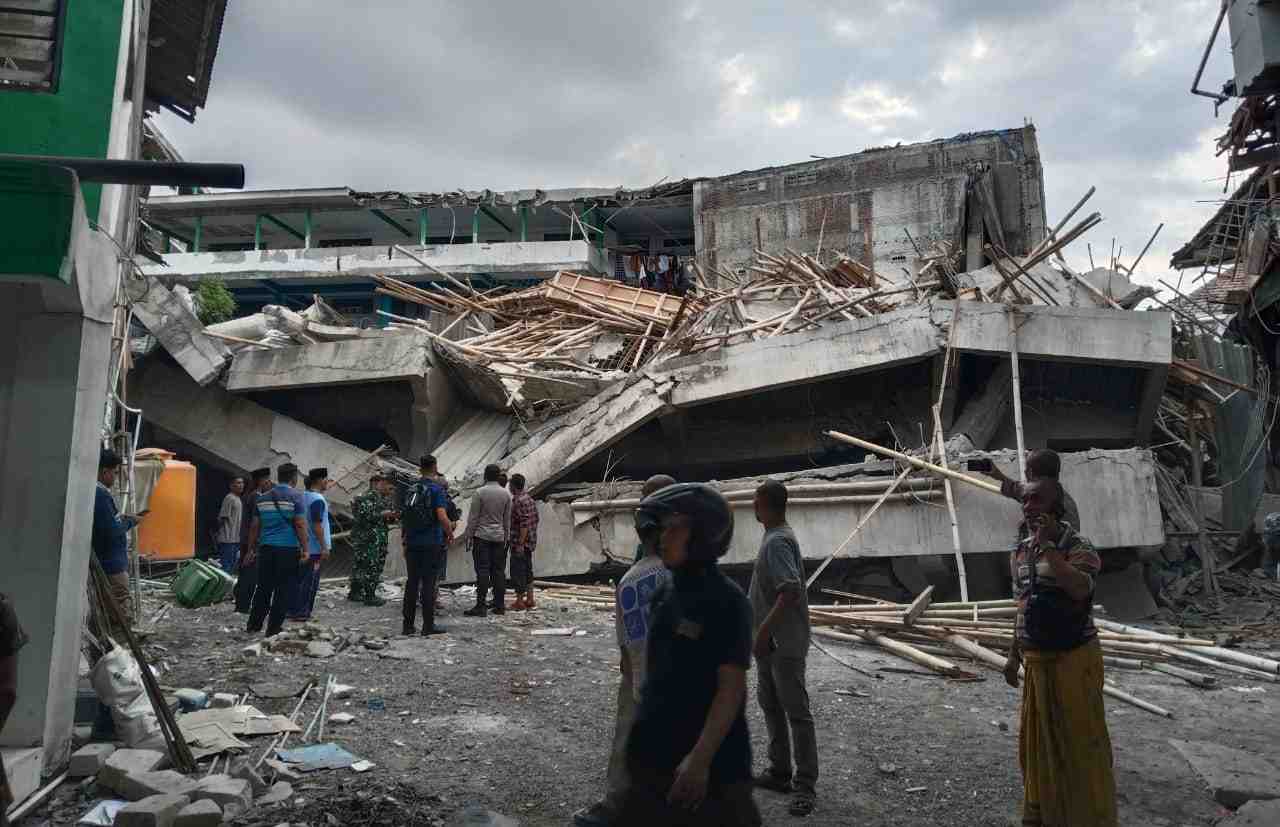 Bangunan Ponpes Al Khoziny Buduran Ambruk, Puluhan Santri Dievakuasi  ke Rumah Sakit