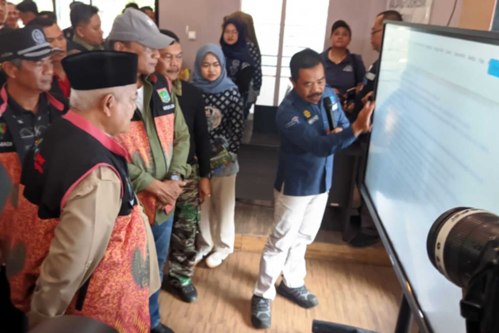 Bupati Malang, HM Sanusi saat mendapatkan penjelasan dari Kepala Dinas Pariwsata, Purwoto tentang MTG. (Wul (1) Dinas Pariwisata Kabupaten Malang,