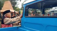 Bupati Malang, HM saat menempelkan stiker layanan kepolisian pada jeep-jeep di Kabupaten Malang. (Wul Disparbud Kabupaten Malang Siapkan Jeep Wisata di Pantai Selatan, Diluncurkan Oktober 2025