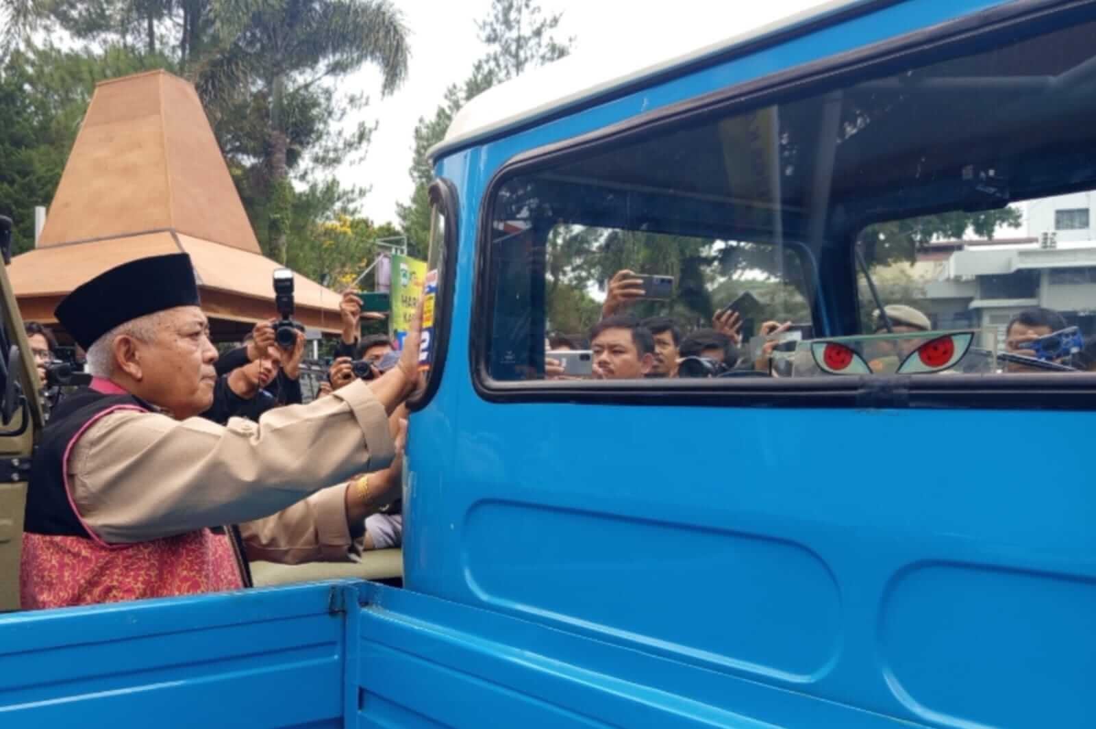 Bupati Malang, HM saat menempelkan stiker layanan kepolisian pada jeep-jeep di Kabupaten Malang. (Wul Disparbud Kabupaten Malang Siapkan Jeep Wisata di Pantai Selatan, Diluncurkan Oktober 2025