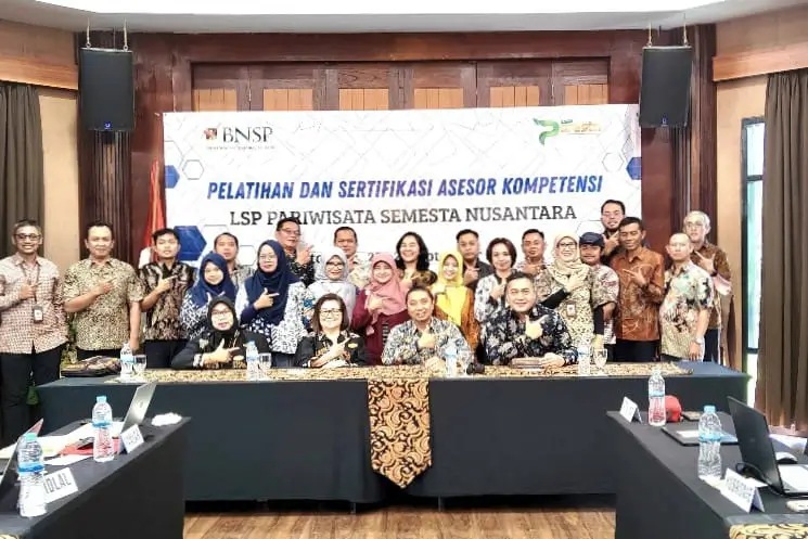 Direktur LSP PARESTA bersama peserta pelatihan Asesor. (ist LSP PARESTA Gelar Work Place Assessment Asesor Kompetensi di Kota Batu