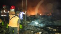 Dua rumah milik Kakek warga di Dusun Randu, RT 004 RW 001, Desa Sumberkolak, Kecamatan Panarukan, Kabupaten Situbondo hangus terbakar, Minggu (2892025) malam. (Seru.co.idaza) Dua Rumah Hangus Terbakar, Bupati Situbondo Siap Bangun Kembali Rumah Korban