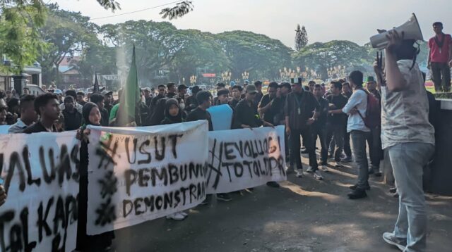 HMI Malang Desak Reformasi DPR hingga Usut Pelanggaran HAM, Aksi Berlangsung Damai