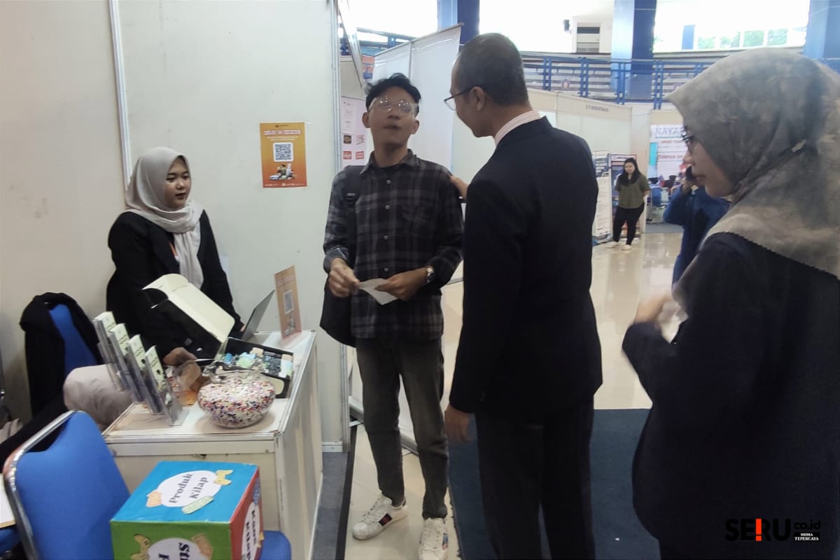 Wakil Direktur III bidang Kemahasiswaan dan Alumni Polinema didampingi Ketua Panitia meninjau stand perusahaan dan berdialog dengan alumni. (rhd)
