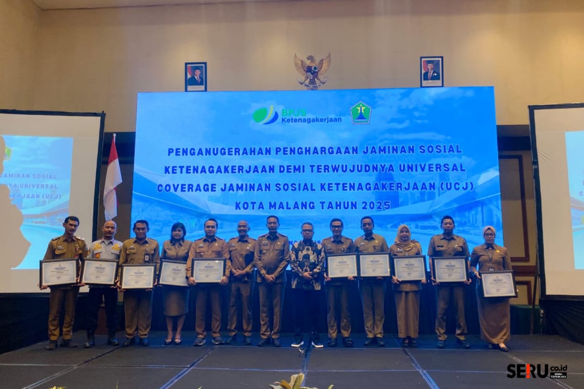 Pemberian piagam penghargaan bagi OPD, camat dan lurah terkait peran perlindungan sosial UCJ BPJS Ketenagakerjaan. (bas)