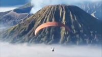 Viral di Medsos Paralayang Gunung Bromo, BB TNBTS Sebut Pelanggaran di Kawasan Sakral