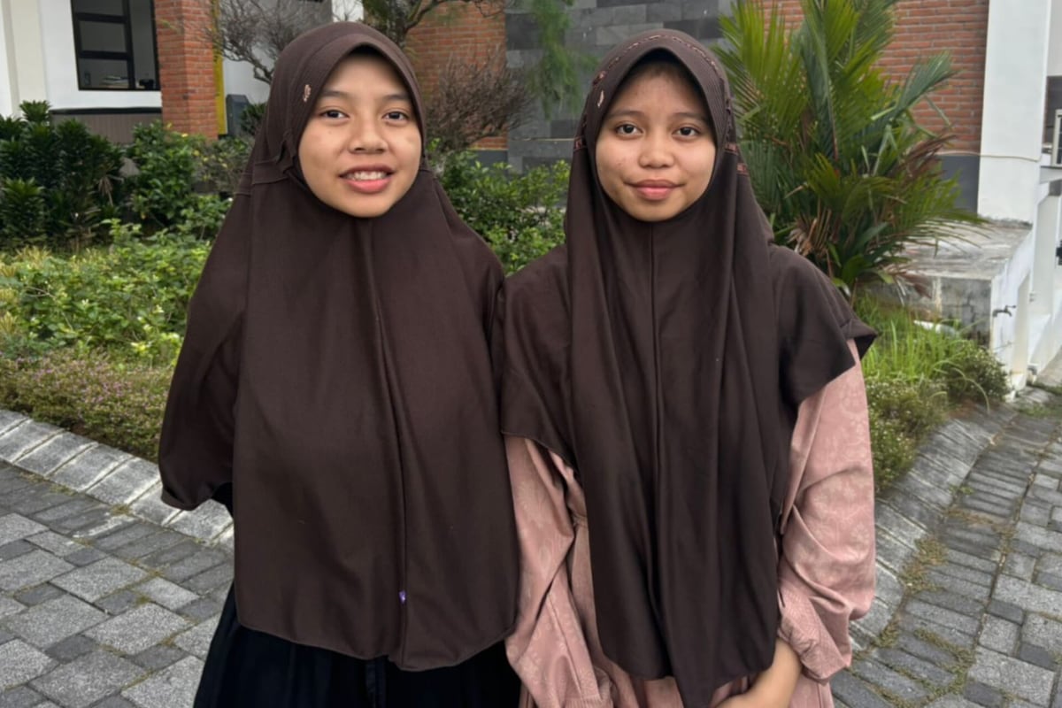 Dua santriwati pembuat Bloomy Organic Ice Cream, Rivqa Raswa Qanita dan Khairunnisa Aqila Nurrahima. (ist)