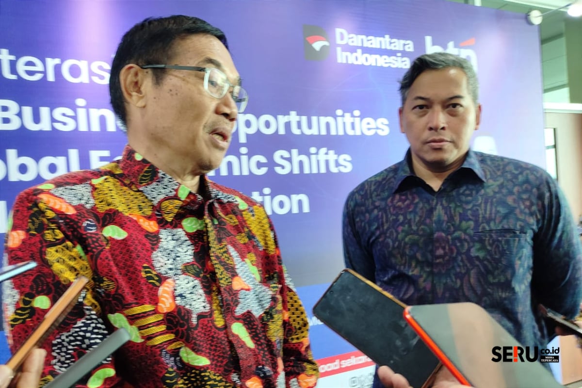 Rektor UM Prof Hariyono bersama Direktur Network & Retail Funding PT BTN, Rully Setiawan, menjawab pertanyaan awak media. (rhd)