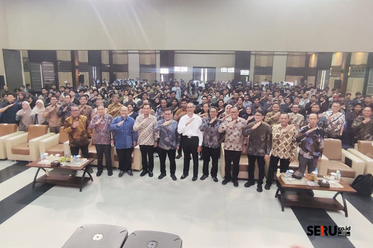 Wamen Komdigi foto bersama sivitas akademika UB dan Filkom UB. (rhd)