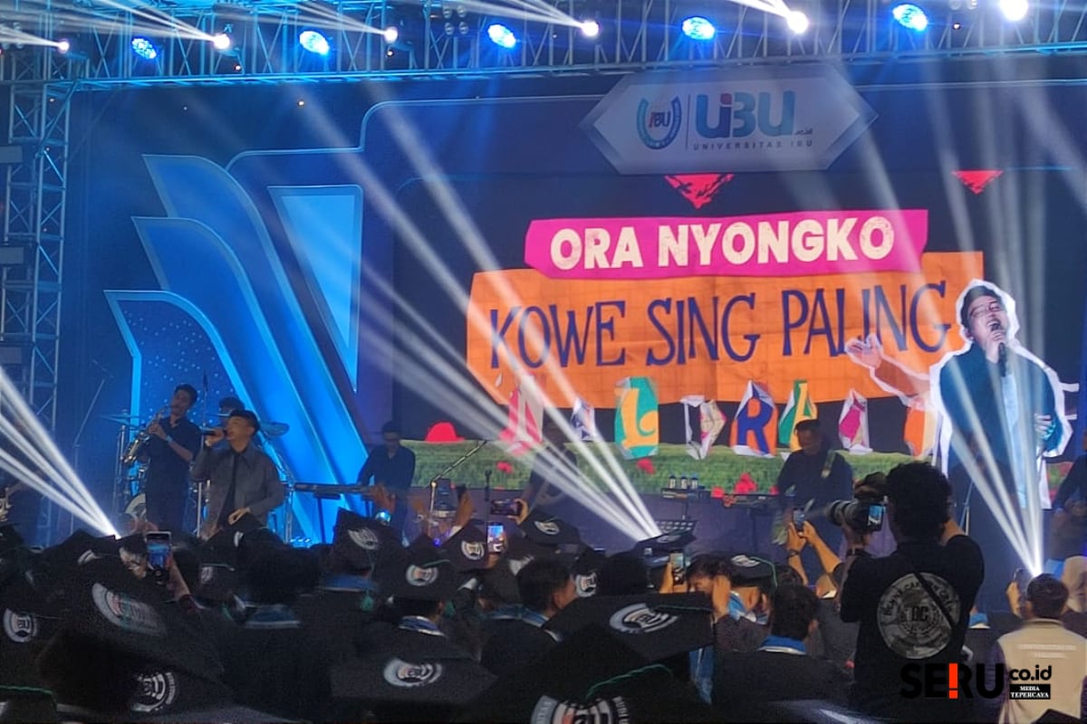 Penampilan Denny Caknan membikin goyang heppiee wisudawan, tamu undangan dan dosen. (rhd)