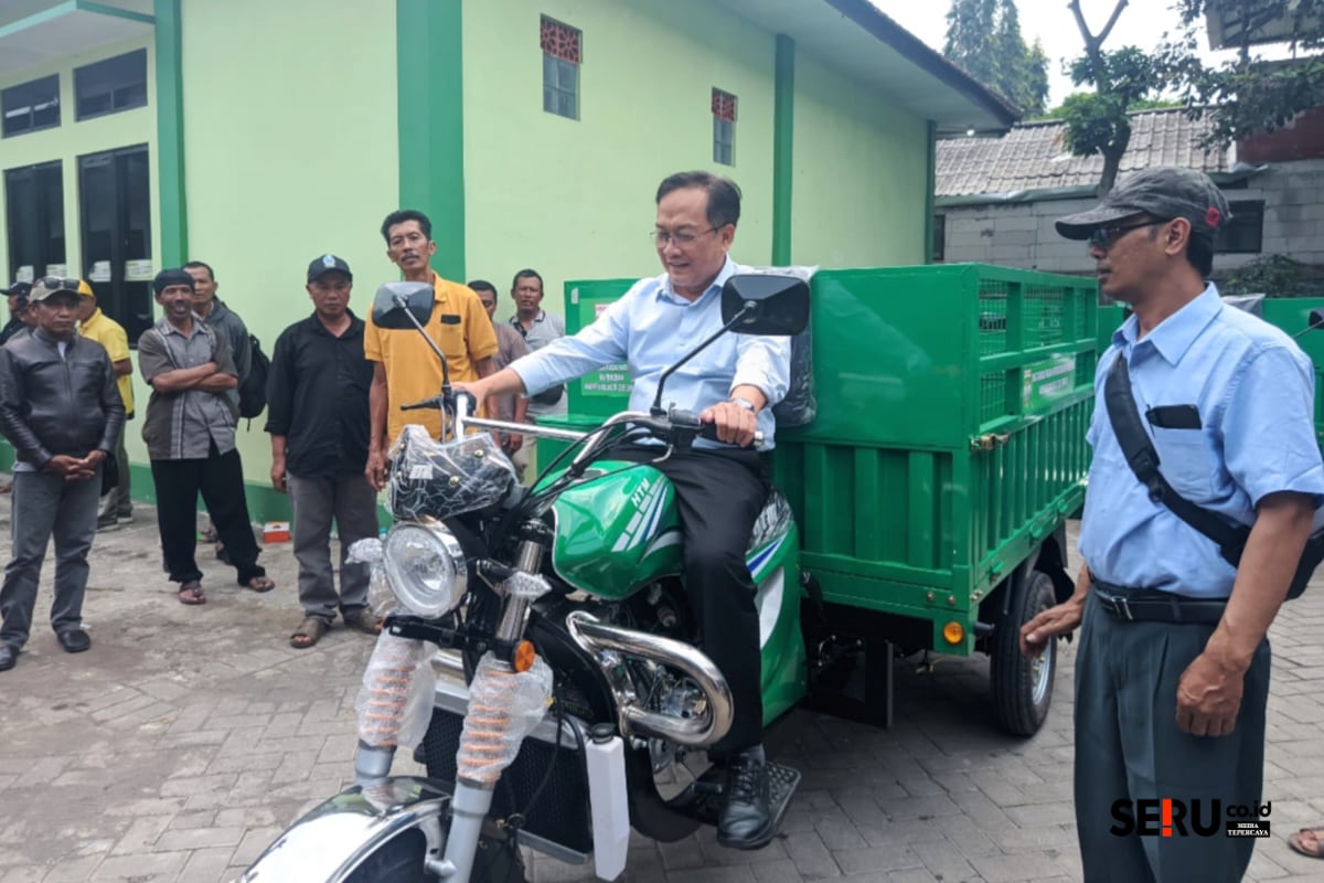 DTPHP Kabupaten Malang Berikan Puluhan Alsintan Rp1,3 Miliar untuk 47 Poktan Tembakau 1 Kepala DTPHP Kabupaten Malang, Avicenna M Saniputera, saat mencoba kendaraan roda tiga yang diberikan kepada poktan tembakau. (Wul)