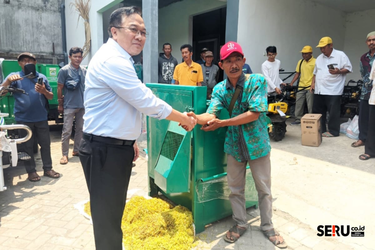 DTPHP Kabupaten Malang Berikan Puluhan Alsintan Rp1,3 Miliar untuk 47 Poktan Tembakau 2 Penyerahan secara simbolis penyerahan alat perajang kepada perwakilan poktan asal Gondanglegi. (wul)