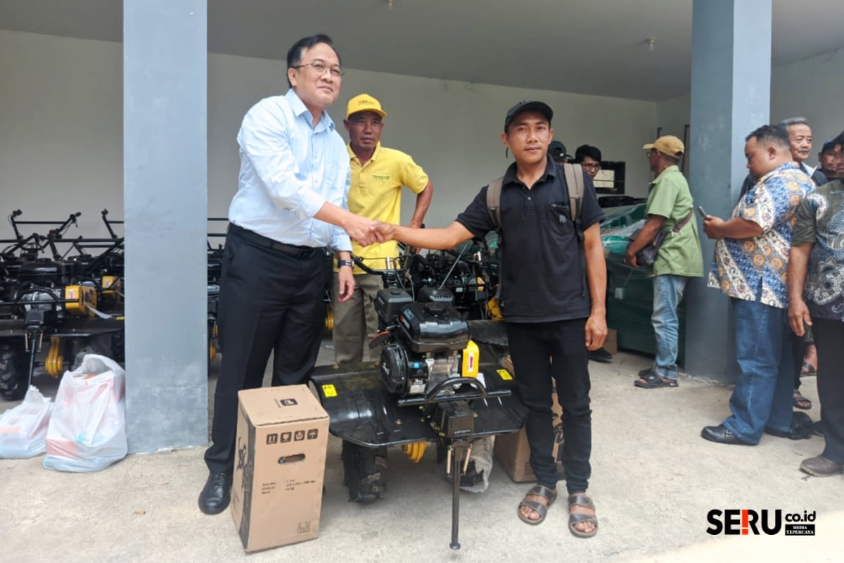 DTPHP Kabupaten Malang Berikan Puluhan Alsintan Rp1,3 Miliar untuk 47 Poktan Tembakau 3 Penyerahan secara simbolis penyerahan alat cultivator kepada perwakilan poktan Tembakau asal Wonosari. (wul)