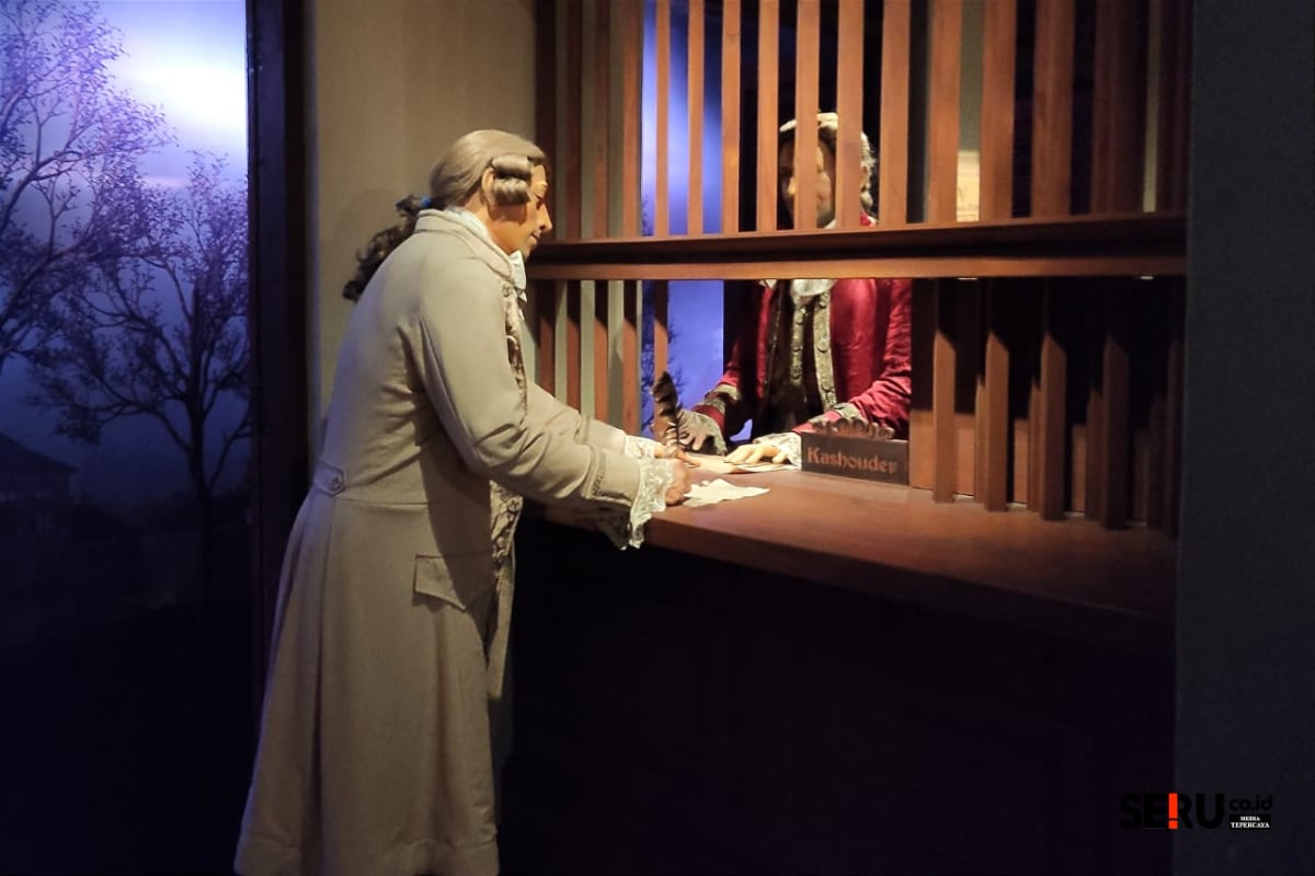 Serunya Menelisik Sejarah Numismatika hingga Kebijakan Moneter di Museum Bank Indonesia 1 Model loket setor tunai pada zaman De Javasche Bank. (rhd)