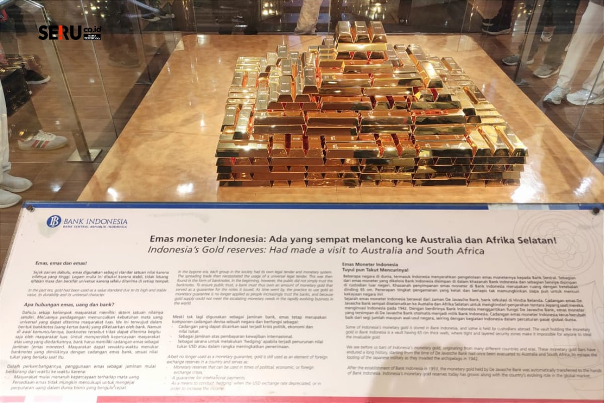 Tumpukan emas batangan replika seberat 13,5 kilogram sebagai cadangan devisa negara. (rhd)