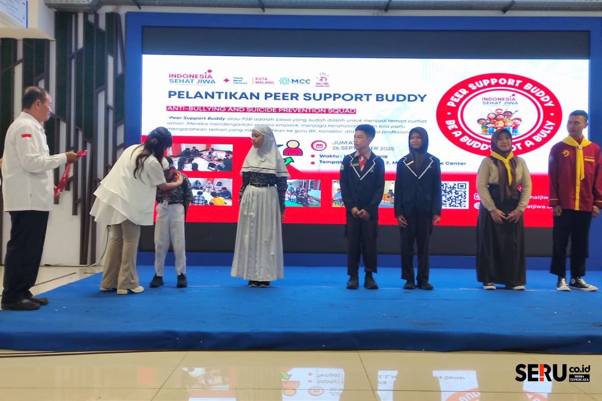 Penyematan atribut pelantikan kepada perwakilan pelajar Peer Support Buddy Indonesia Sehat Jiwa. (rhd)