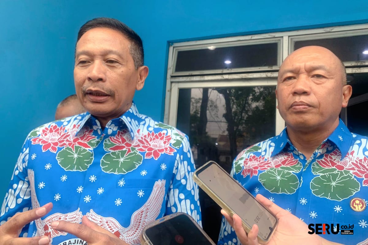 Wali Kota Malang bersama Kepala Diskopindag Kota Malang menjelaskan, bentuk dukungan terhadap pengrajin di Kota Malang. (bas)