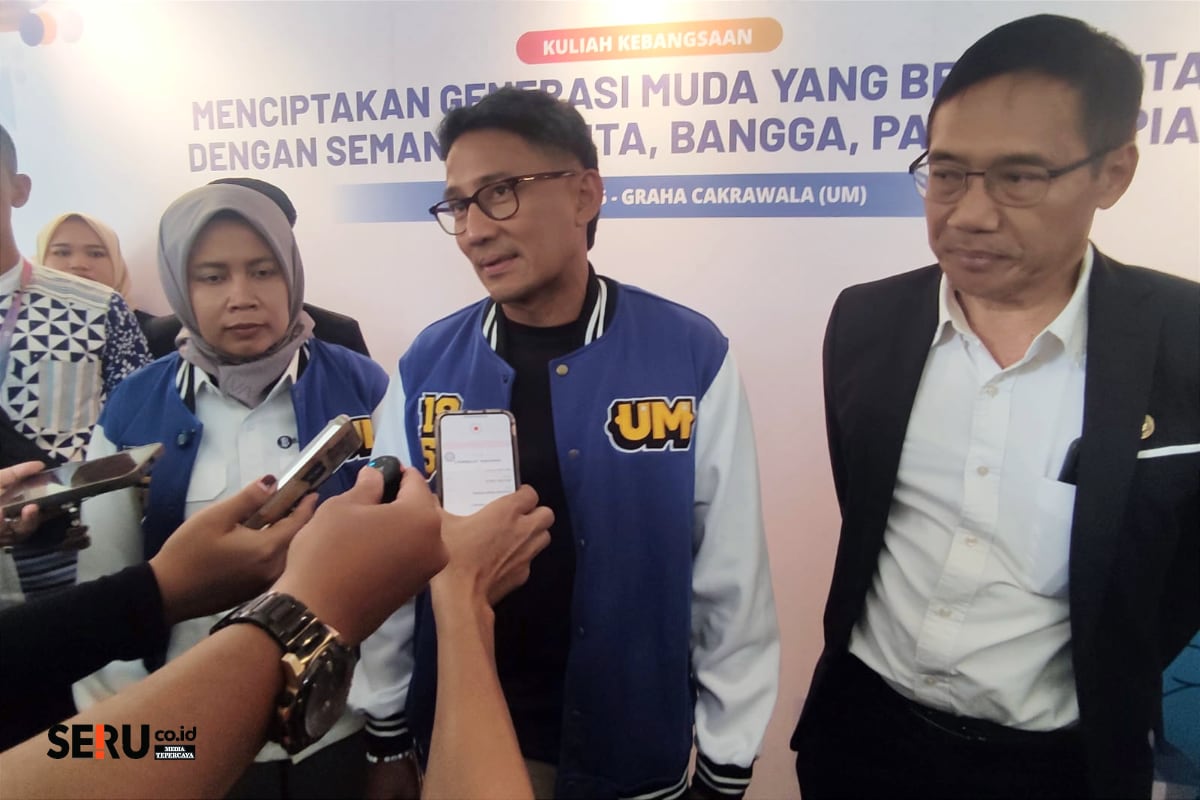 Sandiaga Salahudin Uno, diapit Febrina dan Prof Hariyono, menjawab pertanyaan awak media. (rhd)