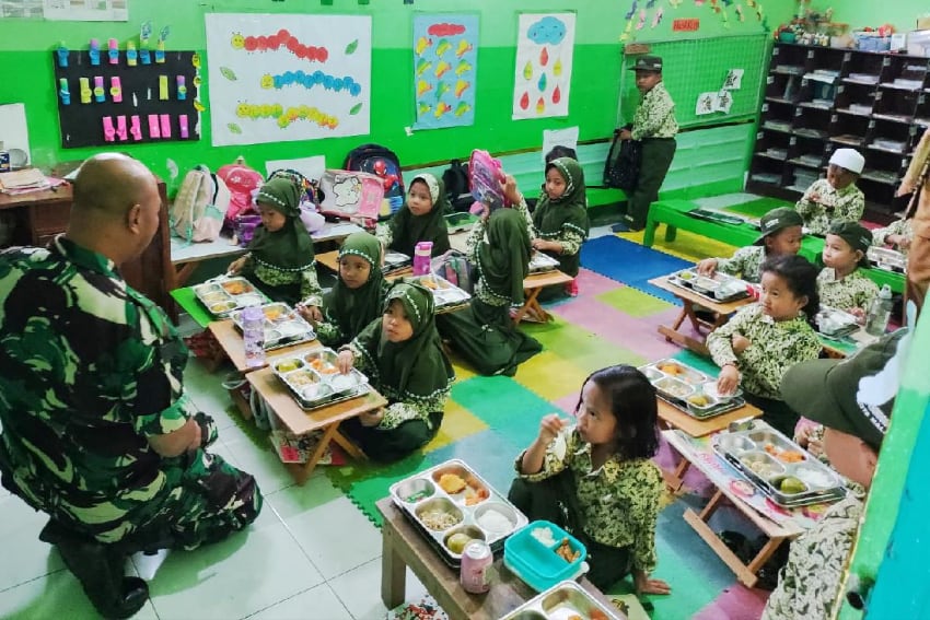 Babinsa Kedungkandang Pendampingan Pendistribusian Makan Bergizi Gratis
