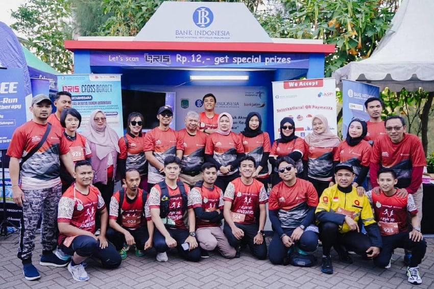 Stand Bank Indonesia Malang memudahkan transaksi digital QRIS Cross Border bagi peserta Bromo Marathon 2025. (ist)