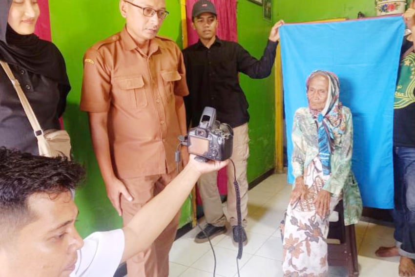 Disdukcapil Jember Rekam KTP-el Lansia dan Difabel di Puger dalam Program ‘Peduli Kamu’