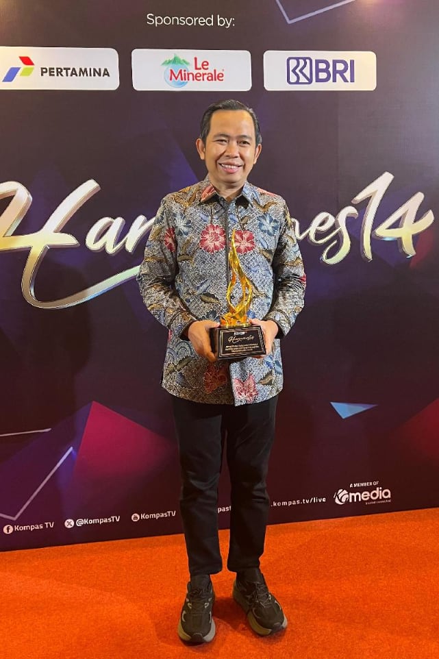 Bupati Jember, Muhammad Fawait dengan penghargaan yang diterima. (ist)