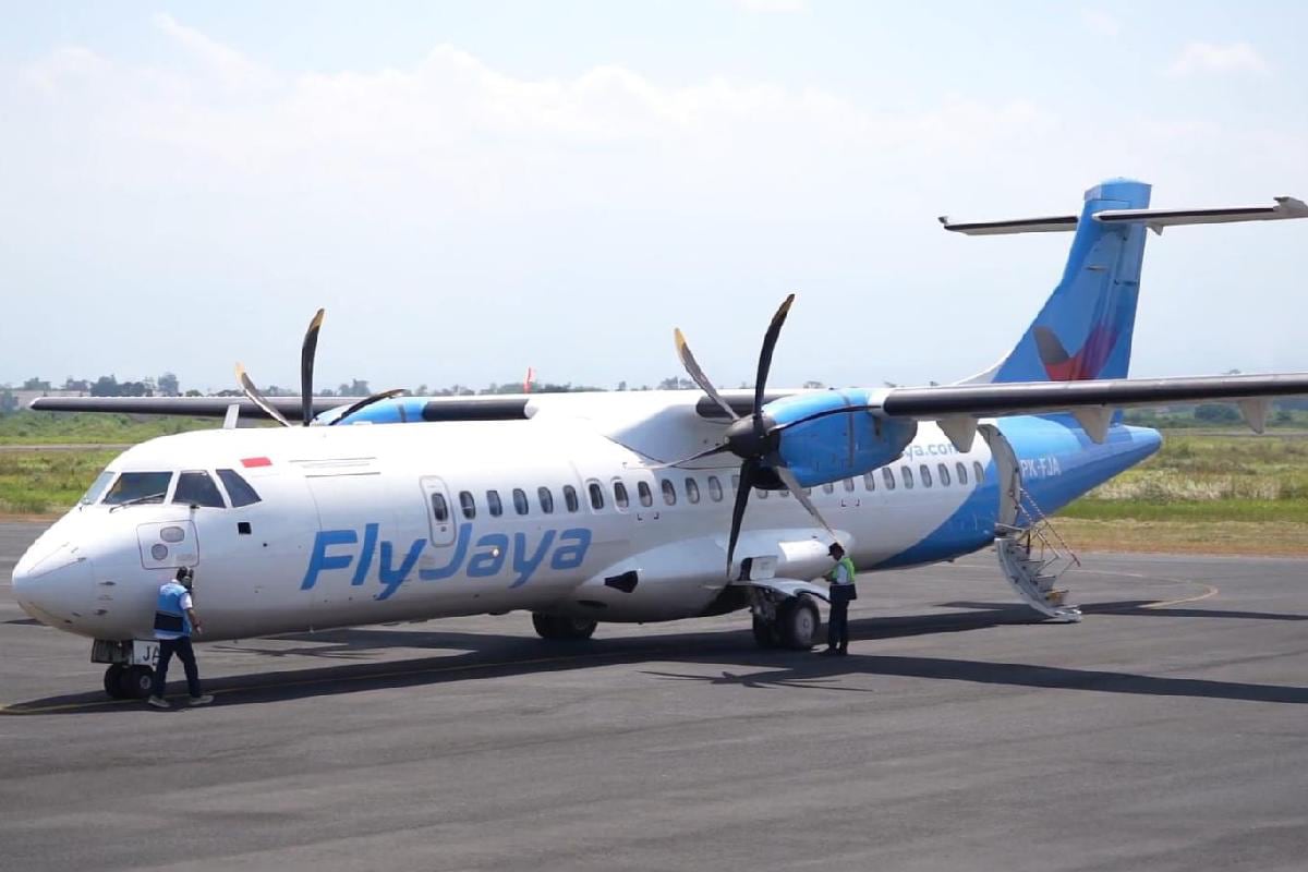 Suasana saat maskapai Fly Jaya mendarat di Bandara Notohadinegoro Penerbangan Perdana Jember-Jakarta, Bupati Jember Harap Reaktivasi Bandara Bantu Entaskan Kemiskinan