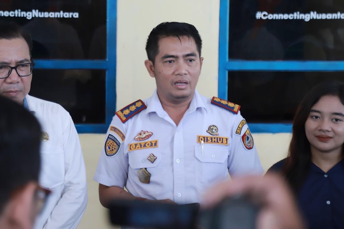 Plt. Kepala Dinas Perhubungan (Dishub) Kabupaten Jember, Gatot Triyono saat diwawancarai Tiket Penerbangan Fly Jaya Rute Jember-Jakarta Tersedia Offline dan Online