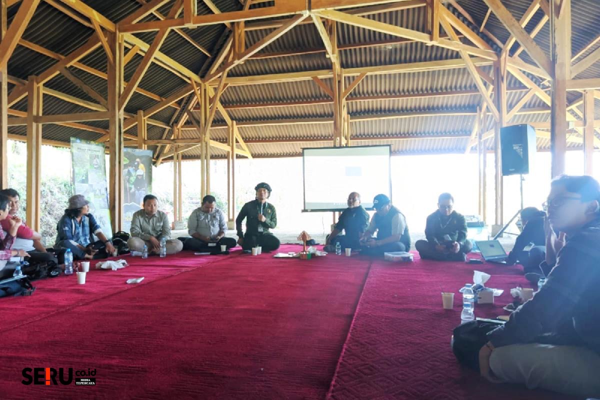 Inovasi UB Forest dalam Pengelolaan dan Pemanfaatan Hutan Pendidikan untuk Bumi Lestari 1 Kegiatan bincang santai (bonsai) di lingkungan UB Forest. (wul)