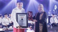 Bupati Jember saat menerima penghargaan MURI Ancak Agung Jember Jadi Sorotan Nasional, MURI Apresiasi Perpaduan Budaya-Religi