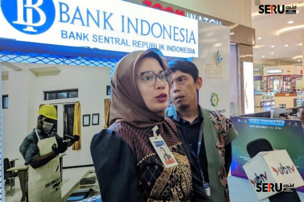 Kepala Kantor Perwakilan (KPw) Bank Indonesia (BI) Malang, Febrina menjawab pertanyaan awak media. (bas)