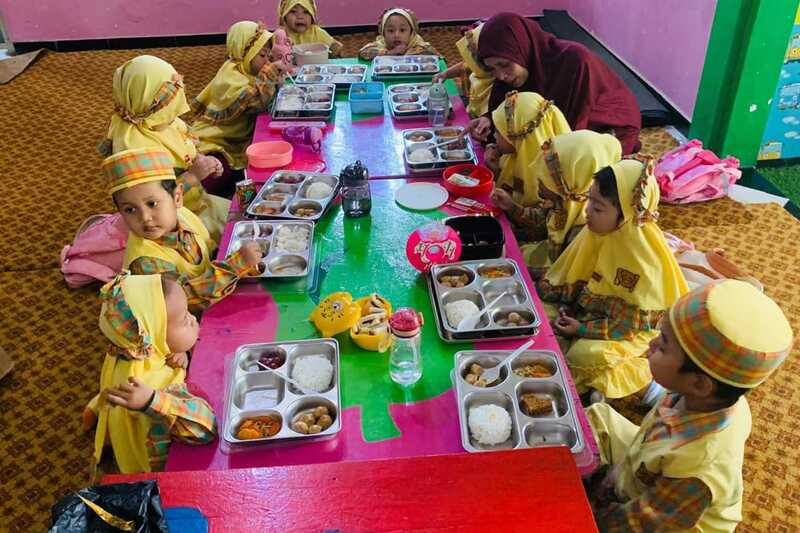 Ilustrasi anak-anak TK PAUD menikmati Makan Bergizi Gratis. (ist) d Kebagian Penerima MBG Siswa TK dan PAUD, SPPG Ini Berupaya Penuhi Selera Anak-Anak