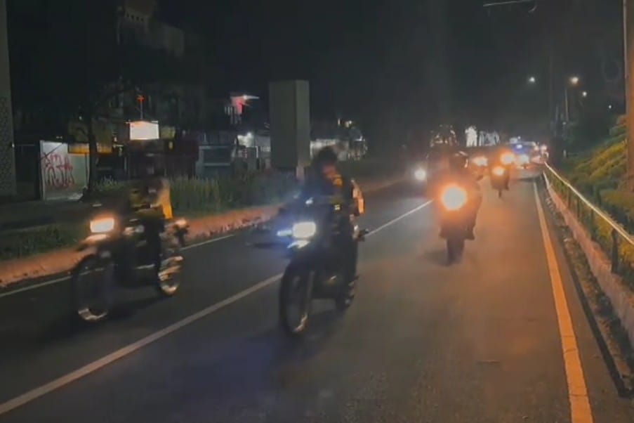Patroli Skala Besar Polres Batu Pastikan Kondusifitas Wilayah di Malam Hari Patroli Skala Besar Polres Batu Pastikan Kondusifitas Wilayah di Malam Hari