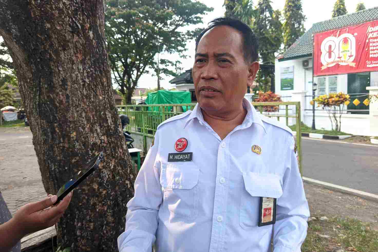 Kepala Dispora Kabupaten Malang, M Hidayat, seusai diperiksa oleh Kejari Kabupaten Malang dalam kasus dugaan penyalahgunaan dana hibah KONI. (Wul_11zon Kepala Dispora Kabupaten Malang Diperiksa Terkait Dugaan Penyalahgunaan Dana Hibah KONI