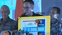 Ketua KIM Info Mojorejo saat menerima Award sebagai KIM Ter informatif. (Seru.co.id Momen KIM Award 2025, Wali Kota Batu Minta Diskominfo Rumuskan Pengadaan Anggaran untuk Support KIM