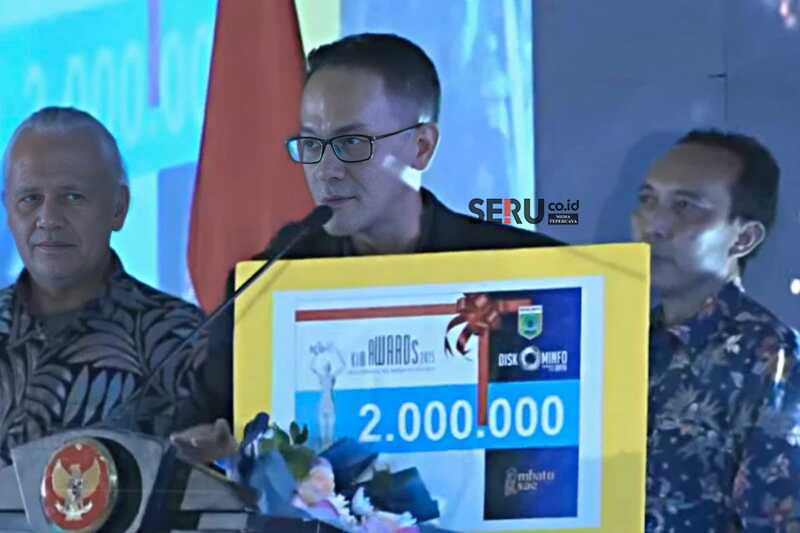 Ketua KIM Info Mojorejo saat menerima Award sebagai KIM Ter informatif. (Seru.co.id Momen KIM Award 2025, Wali Kota Batu Minta Diskominfo Rumuskan Pengadaan Anggaran untuk Support KIM