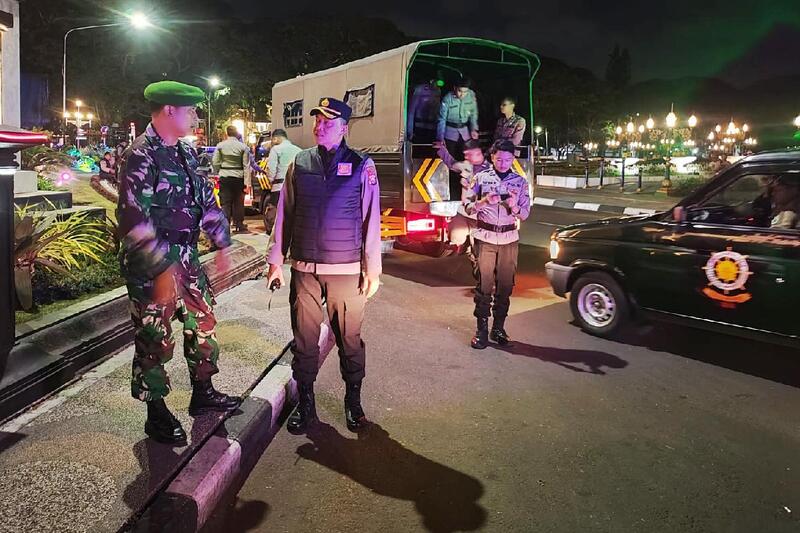 Kodim 0833 Bersama Polresta Makota dan Instansi Lain Patroli Jaga Kamtibmas