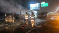 Kondisi kebakaran kendaraan elf 2_11zon Elf Berisikan Pegawai Pajak, Terbakar di Exit Tol Singosari Karena Konsleting Listrik