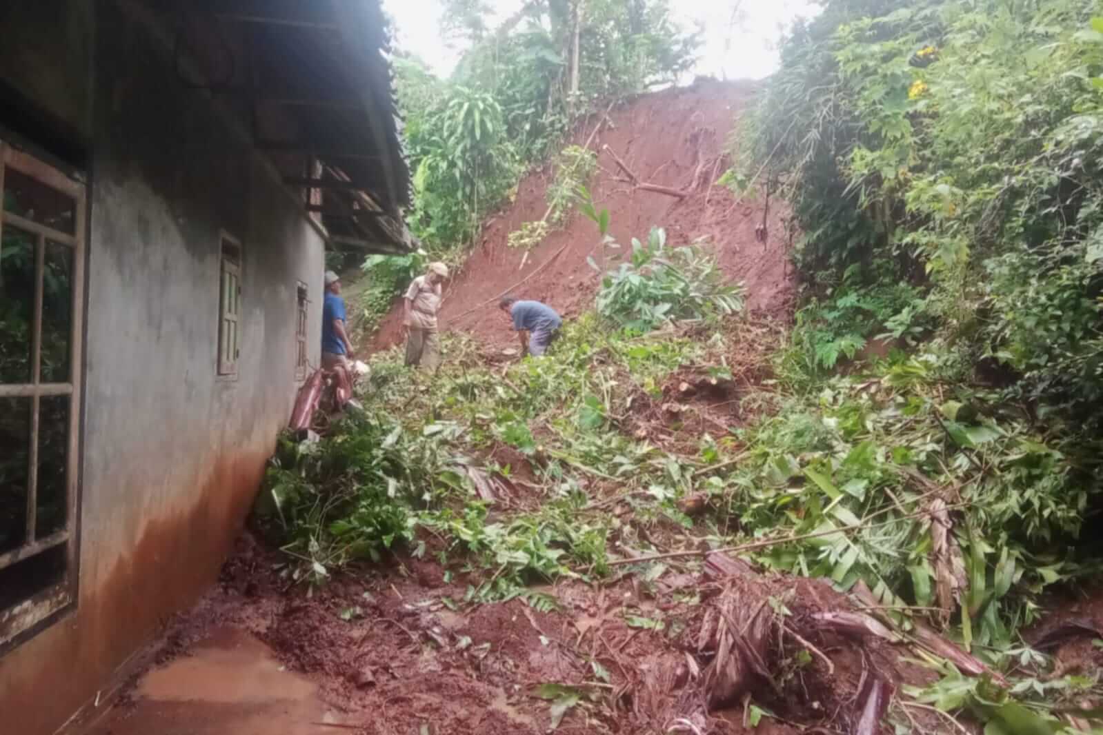 Kondisi rumah warga yang terdampak longsor di Kecamatan Tirtoyudo, Kebupaten Malang. (ist (1) Empat Rumah di Desa Sumbertangkil Terdampak Longsor, Tidak Ada Korban Jiwa