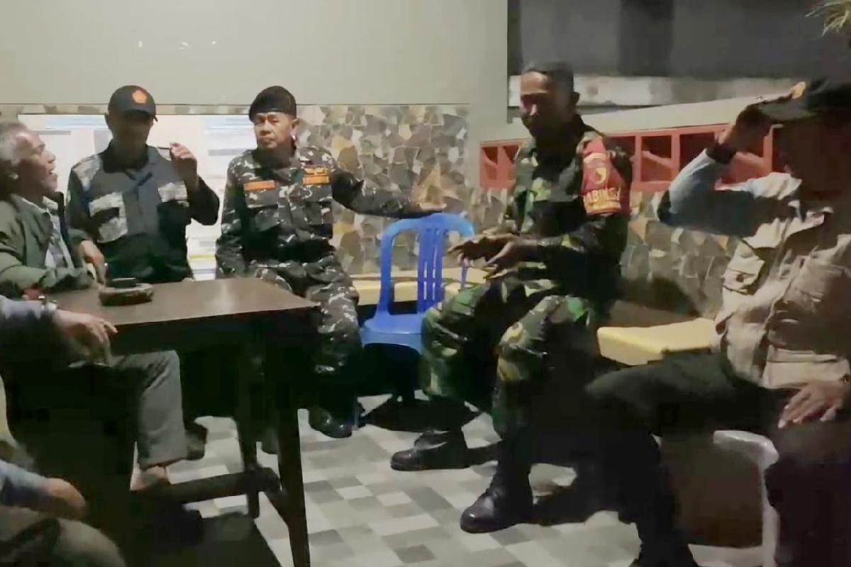 Koramil Blimbing dan Satkorcab Banser patroli gabungan malam titik rawan pemukiman warga. (ist) Koramil Blimbing dan Satkorcab Banser Patroli Gabungan Malam Titik Rawan Pemukiman Warga