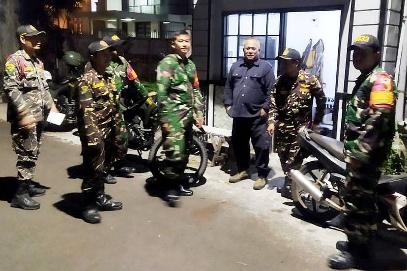 Koramil Klojen bersama Satkorcab Banser patroli malam jaga stabilitas keamanan Klojen. (ist) Koramil Klojen Bersama Satkorcab Banser Patroli Malam Jaga Stabilitas Keamanan Klojen