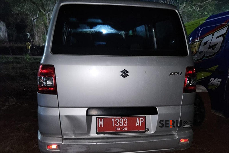 Mobil sigap terparkir yang diduga sedang digunakan pribadi untuk menonton tarik tambang. (Seru.co.id Mobil Layanan Kesehatan Desa Sokolelah Mangkrak Pajak dan Diduga Disalahgunakan